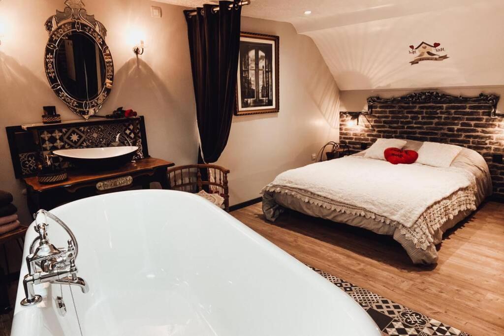 Appartement Romantique Parisien, Baignoire Retro Au Pied Du Lit Boulogne-sur-Mer Luaran gambar